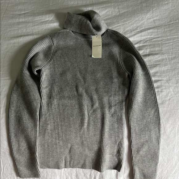 Abercrombie and Fitch Gray Ribbed Turtleneck Sweater - Picture 2 of 4